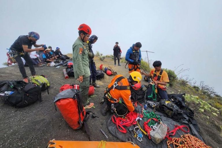 Brazilian tourist who fell from ridge of Indonesian volcano found dead